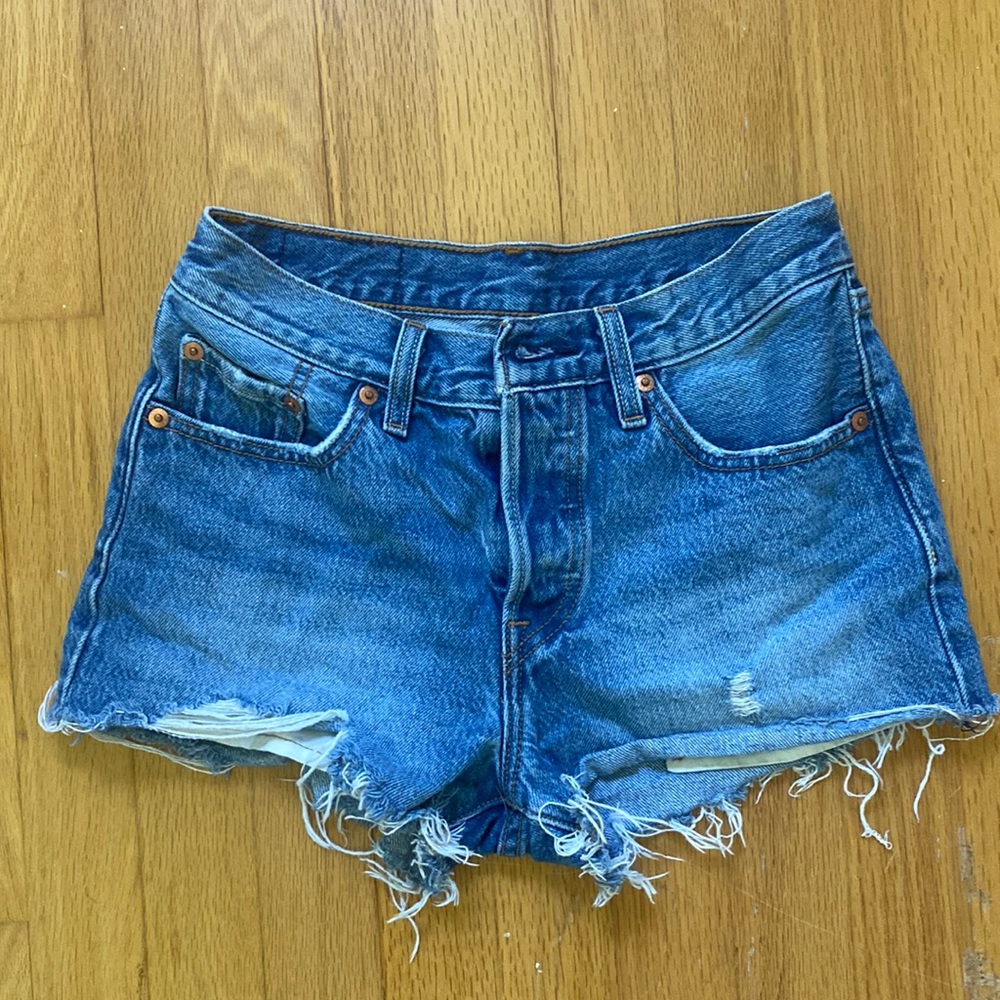 Médium Wash Distressed Wedgie Shorts High Rise)